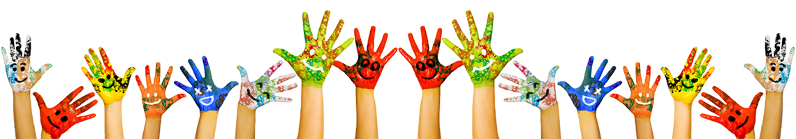 mains d'enfants peintes avec des visages colorés et souriants